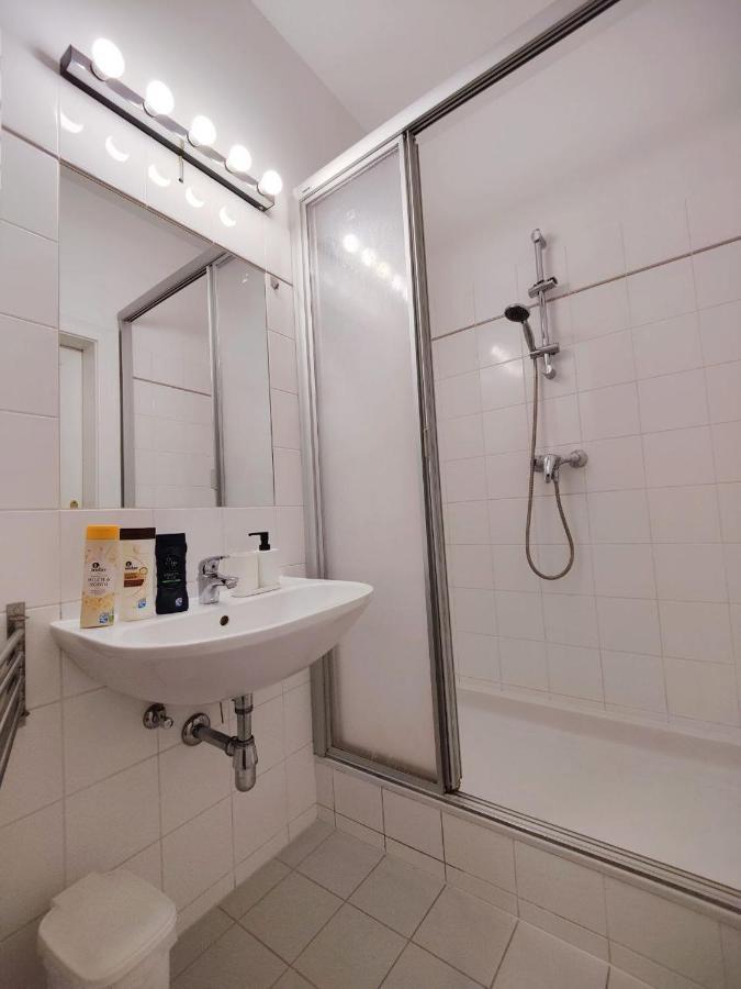 Central Mariahilfer Apartment 4 Min To The City Shopping Center And Schoenbrunn Palace Viena Exterior foto